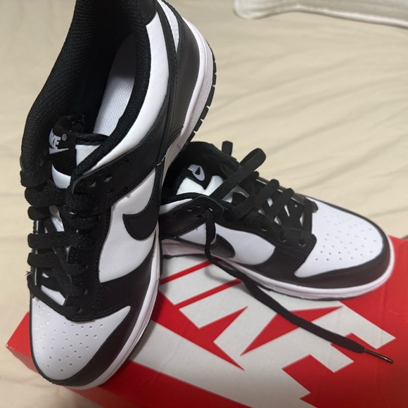 Nike Kids Black and White Dunk Low Sneakers Size 5.5 - Picture 2 of 6